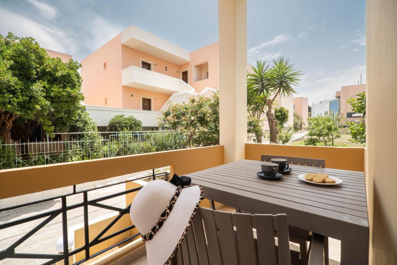 Manos Beachside Apartments Agia Marina  Exterior photo