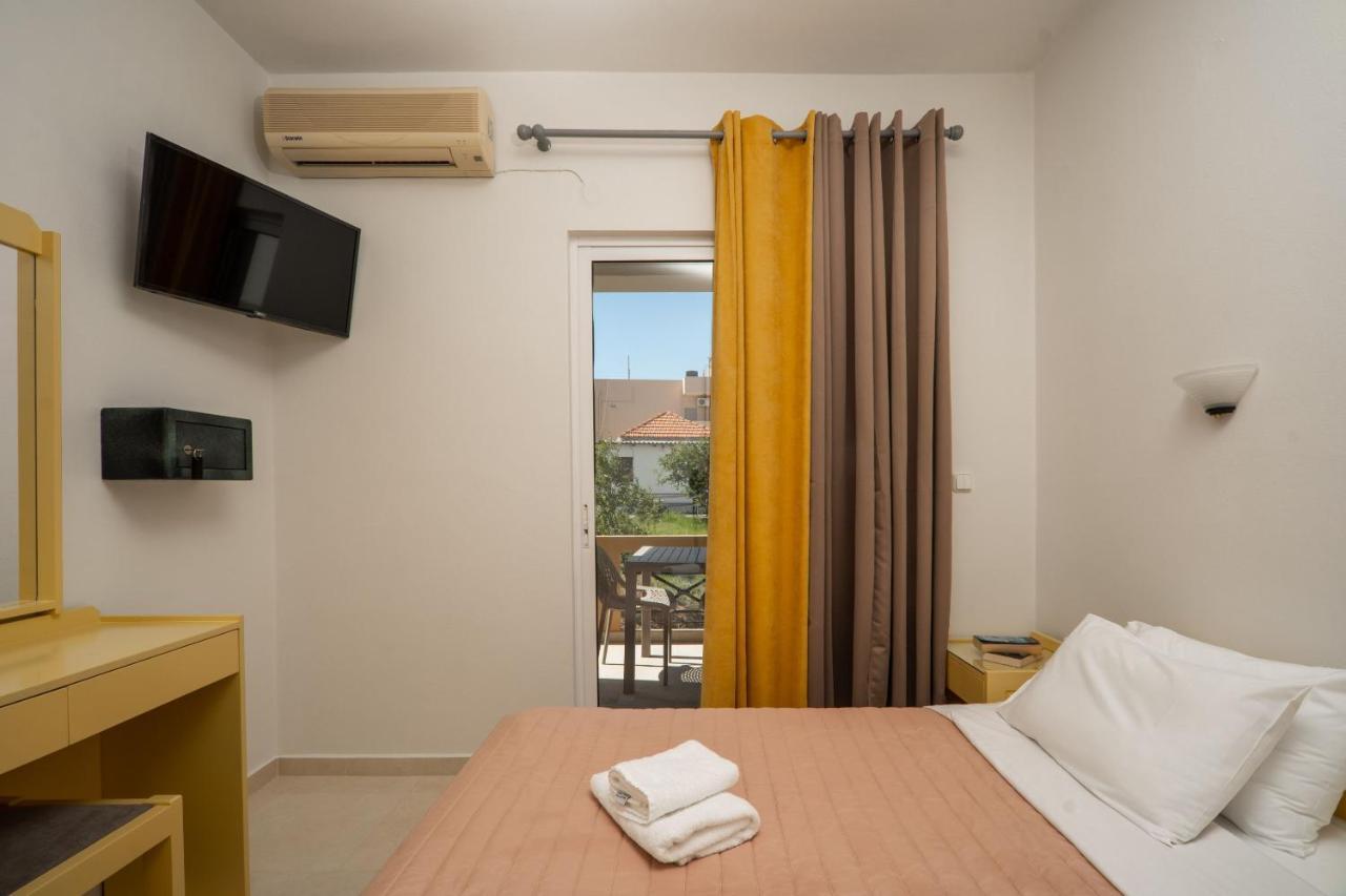 Manos Beachside Apartments Agia Marina  Exterior photo