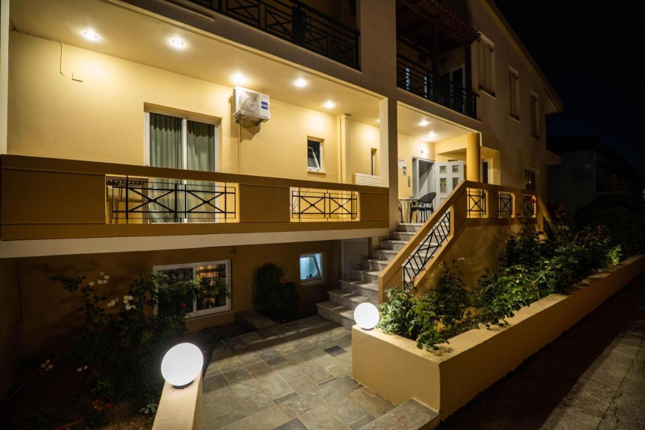 Manos Beachside Apartments Agia Marina  Exterior photo