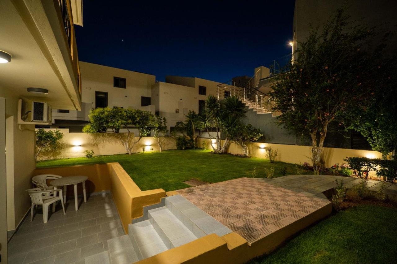 Manos Beachside Apartments Agia Marina  Exterior photo