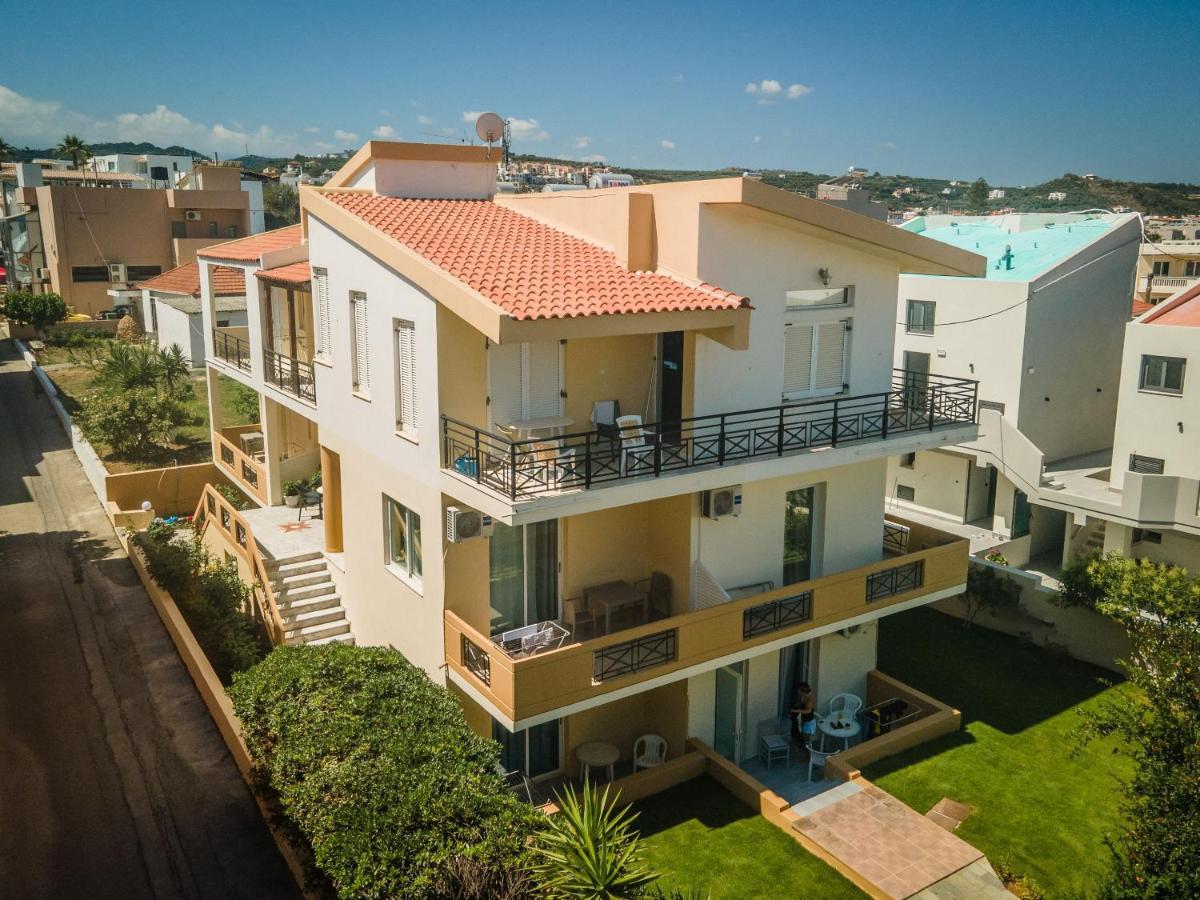 Manos Beachside Apartments Agia Marina  Exterior photo