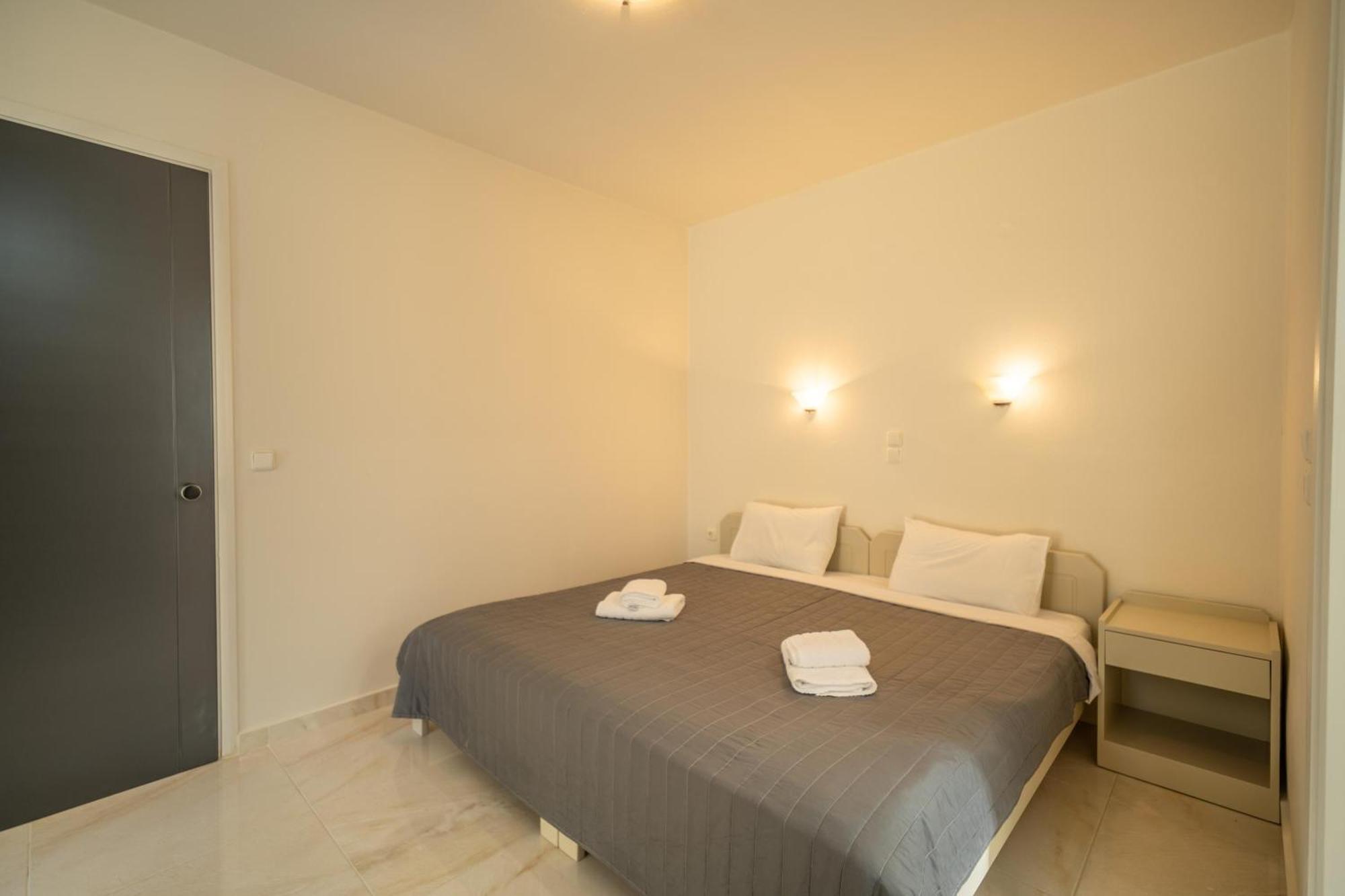 Manos Beachside Apartments Agia Marina  Exterior photo