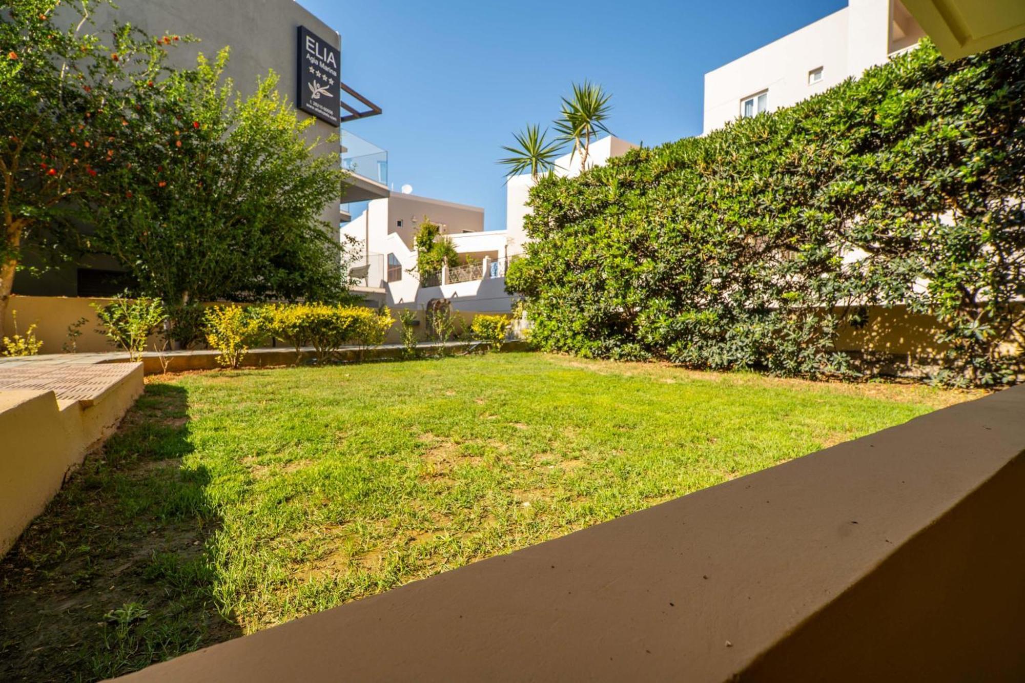Manos Beachside Apartments Agia Marina  Exterior photo