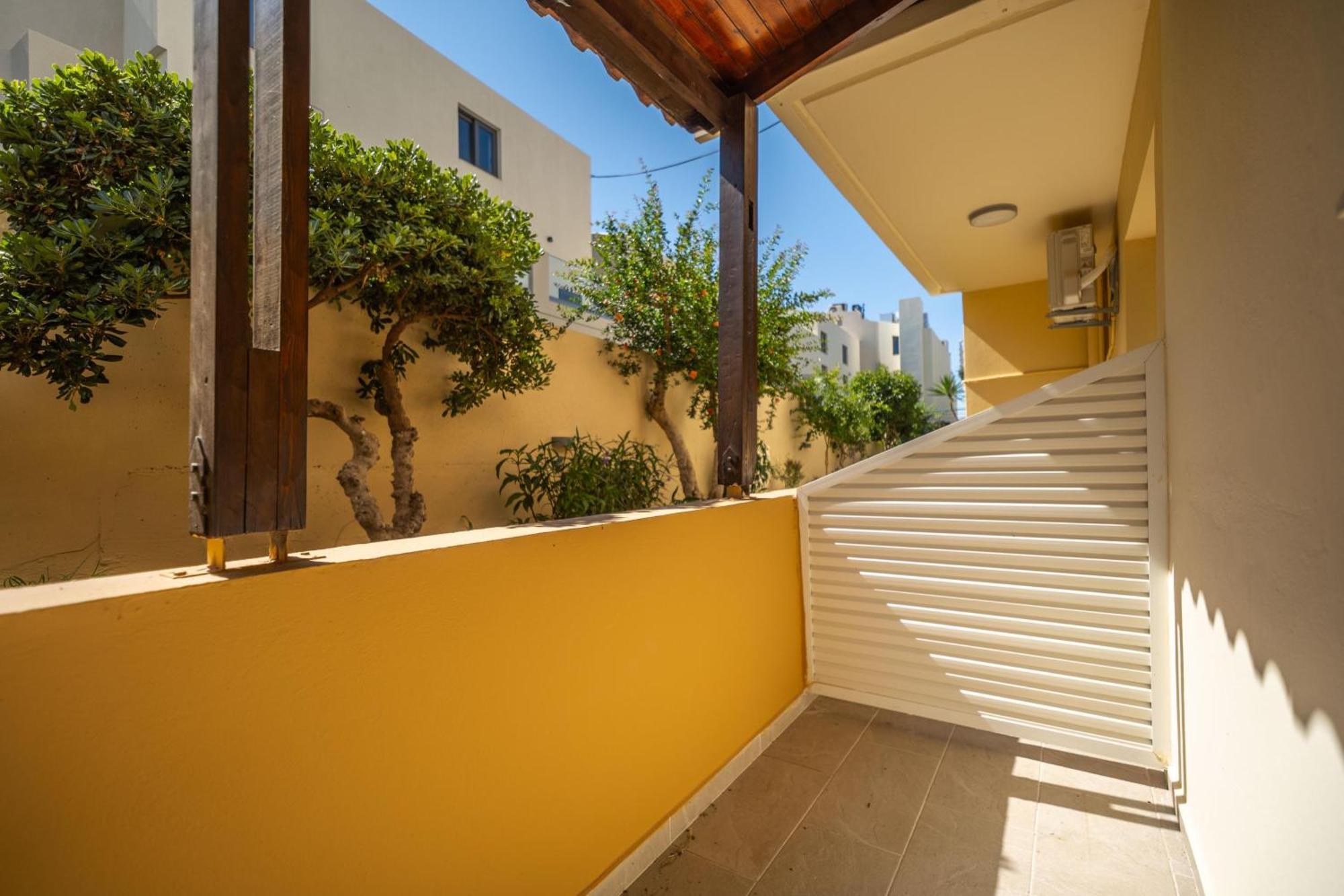 Manos Beachside Apartments Agia Marina  Exterior photo
