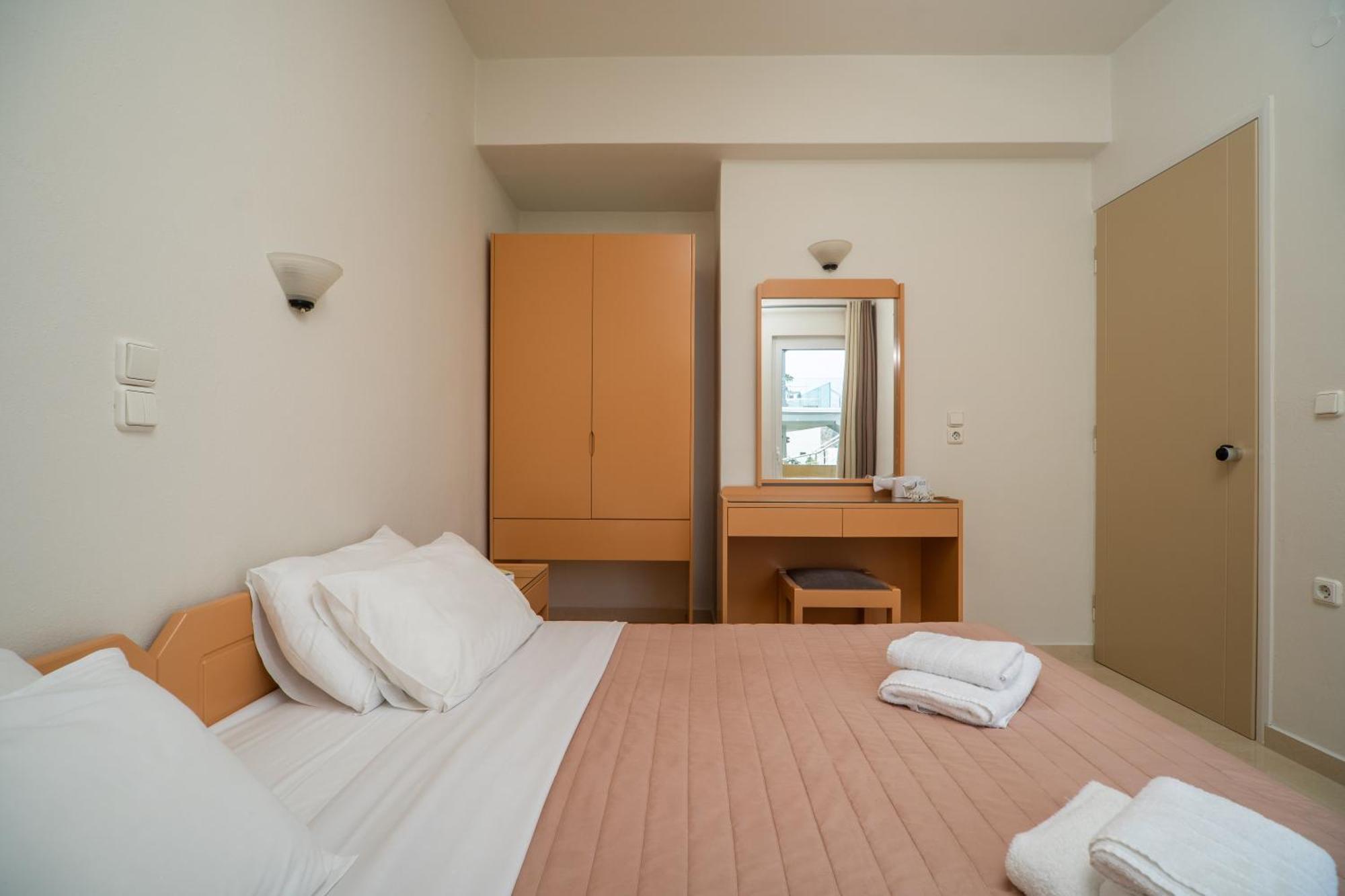 Manos Beachside Apartments Agia Marina  Room photo
