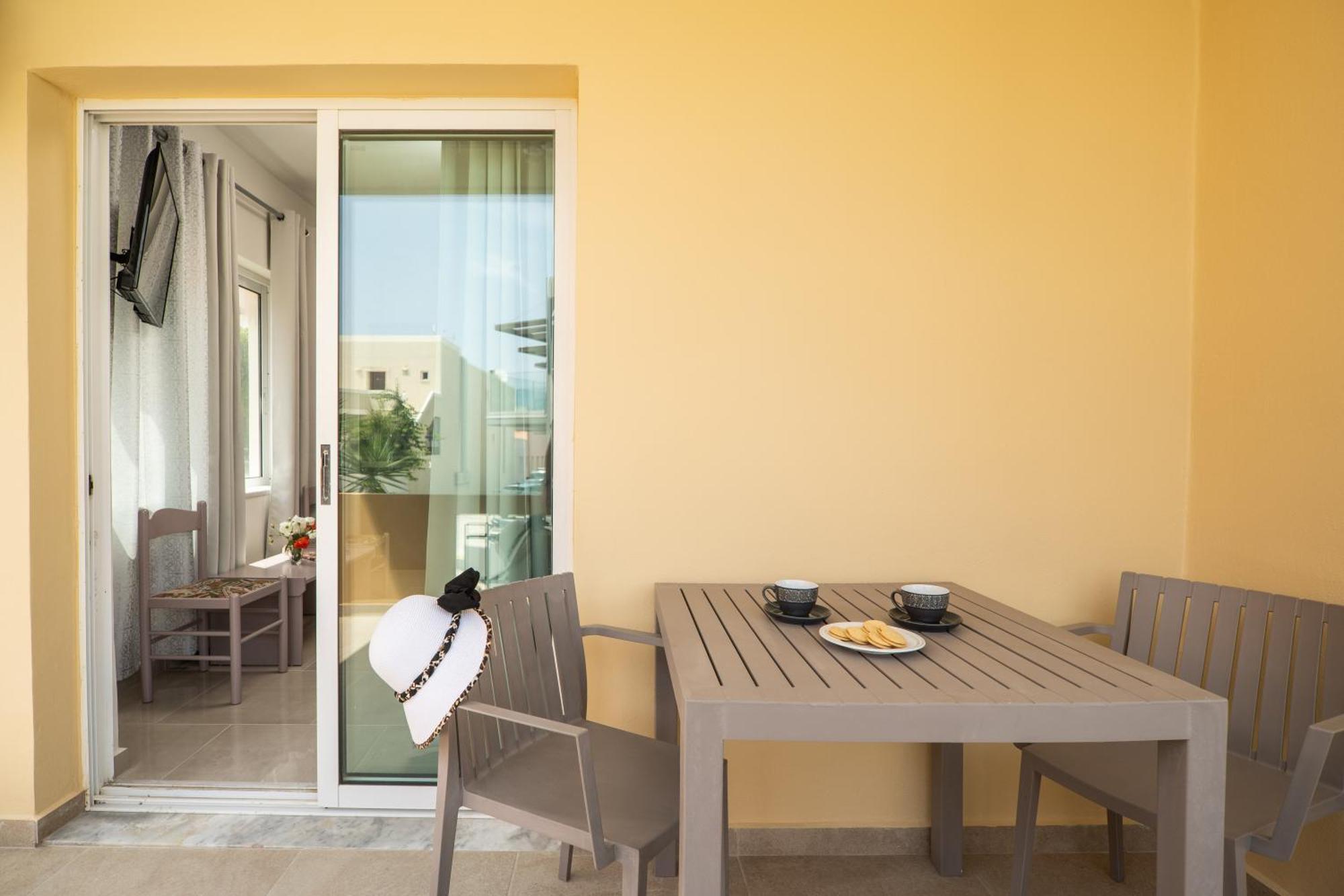 Manos Beachside Apartments Agia Marina  Room photo