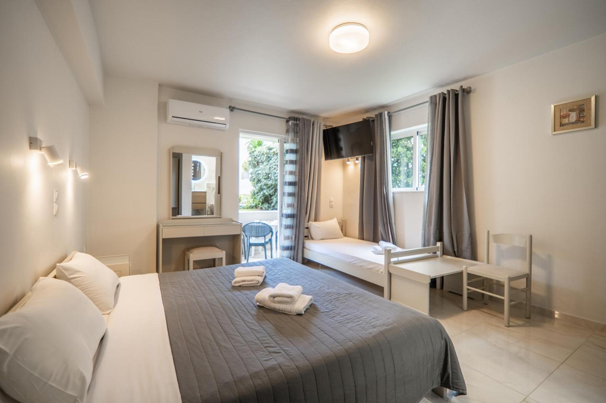 Manos Beachside Apartments Agia Marina  Exterior photo