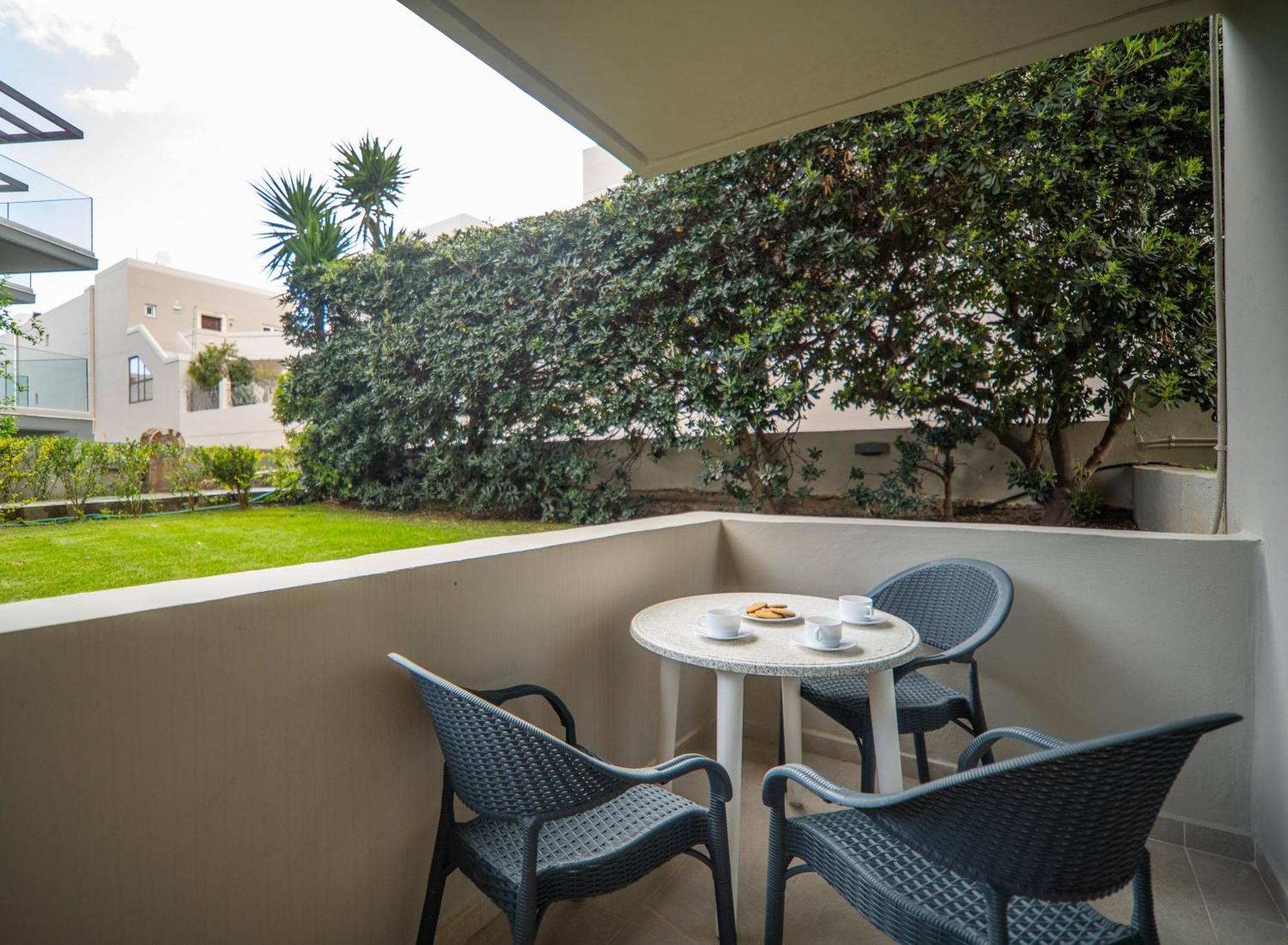 Manos Beachside Apartments Agia Marina  Exterior photo