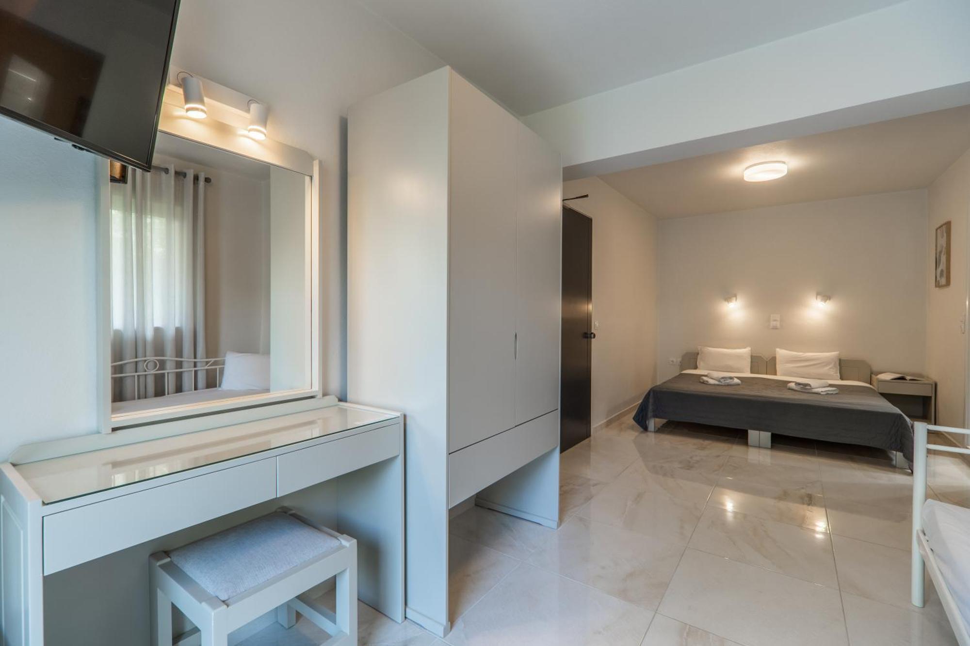 Manos Beachside Apartments Agia Marina  Room photo