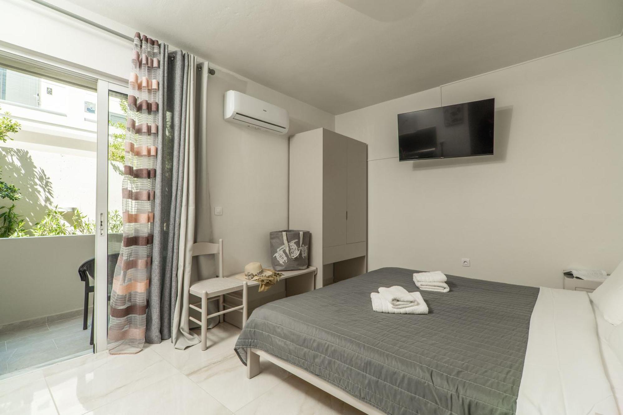 Manos Beachside Apartments Agia Marina  Exterior photo