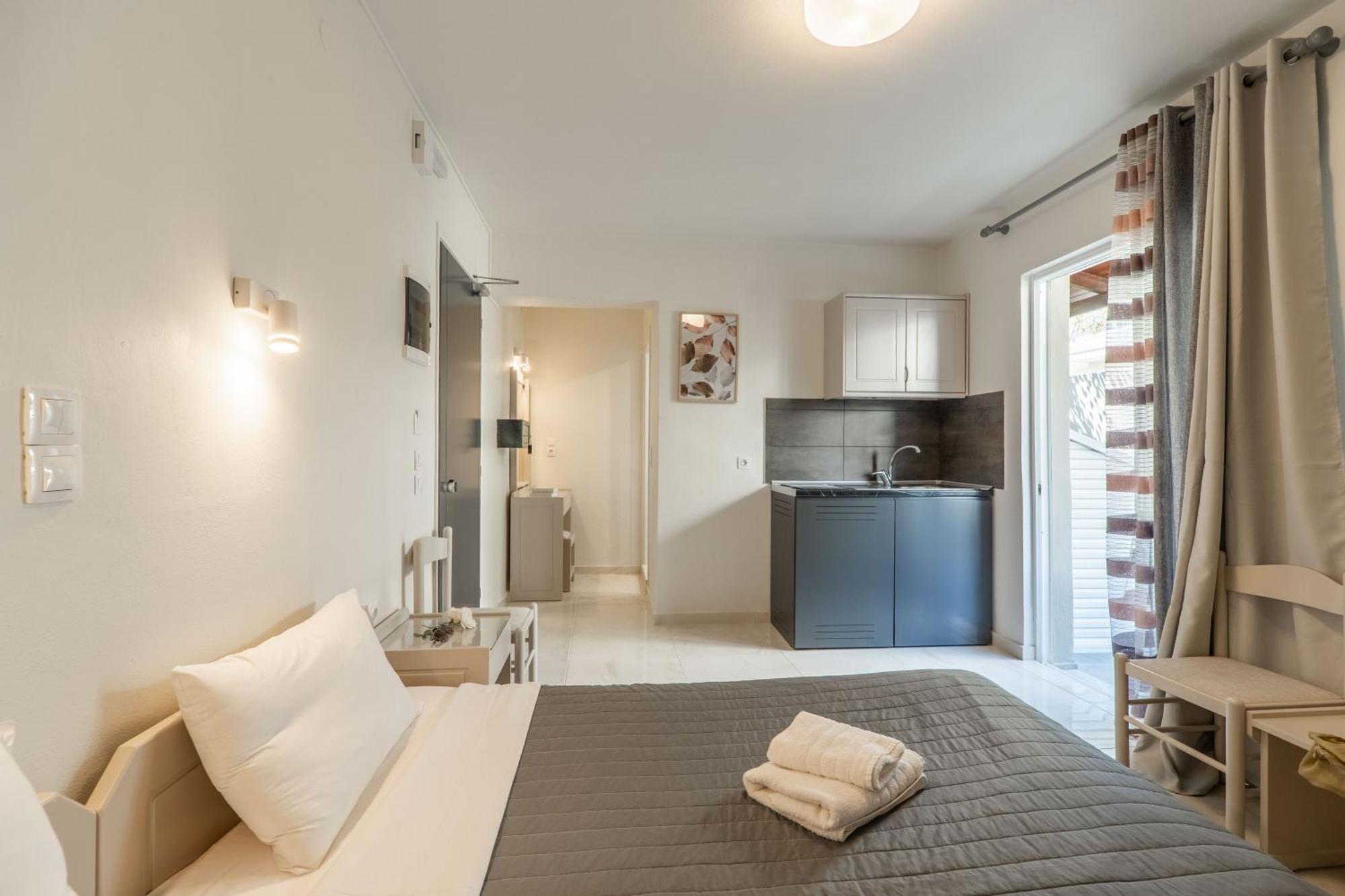 Manos Beachside Apartments Agia Marina  Exterior photo