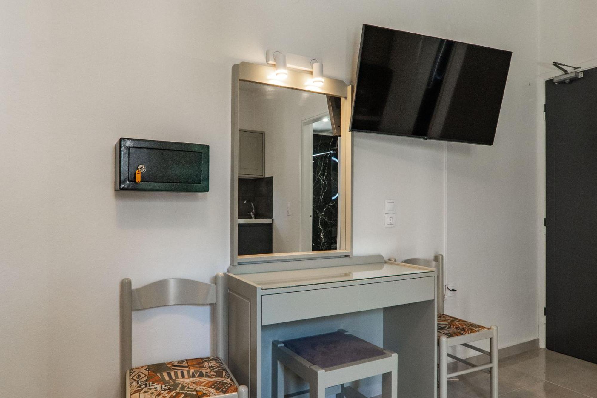 Manos Beachside Apartments Agia Marina  Room photo