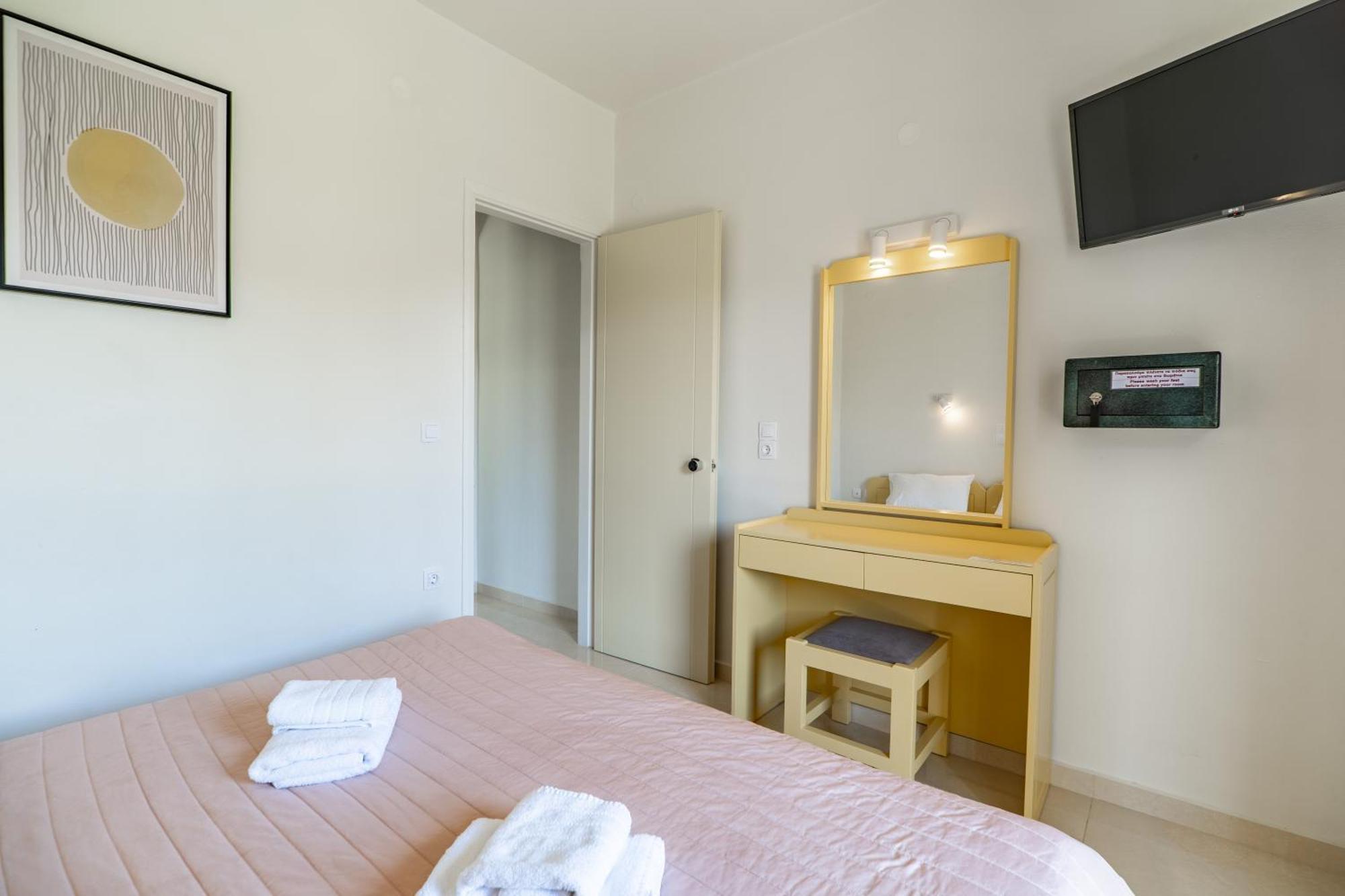 Manos Beachside Apartments Agia Marina  Exterior photo