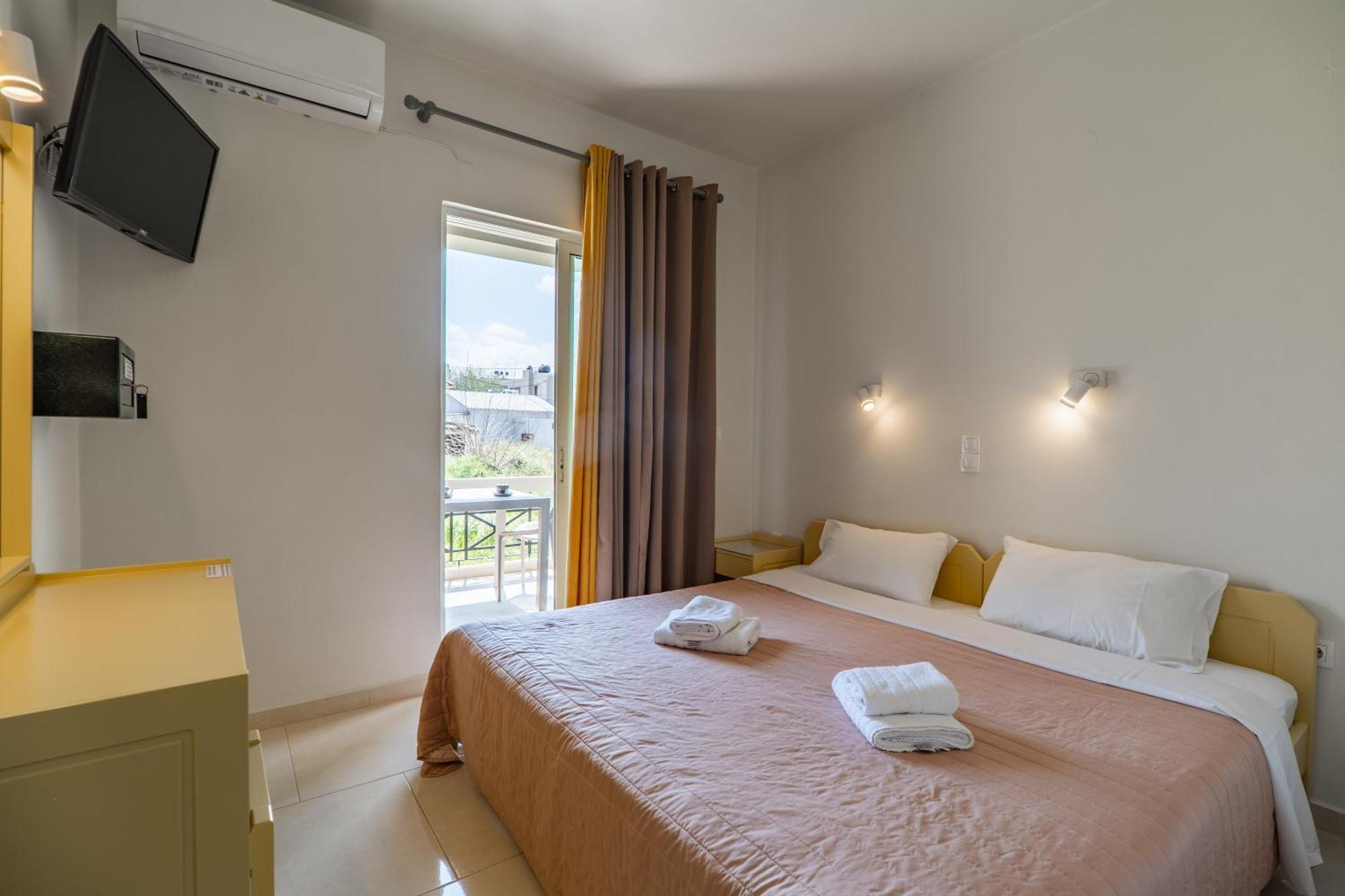 Manos Beachside Apartments Agia Marina  Exterior photo