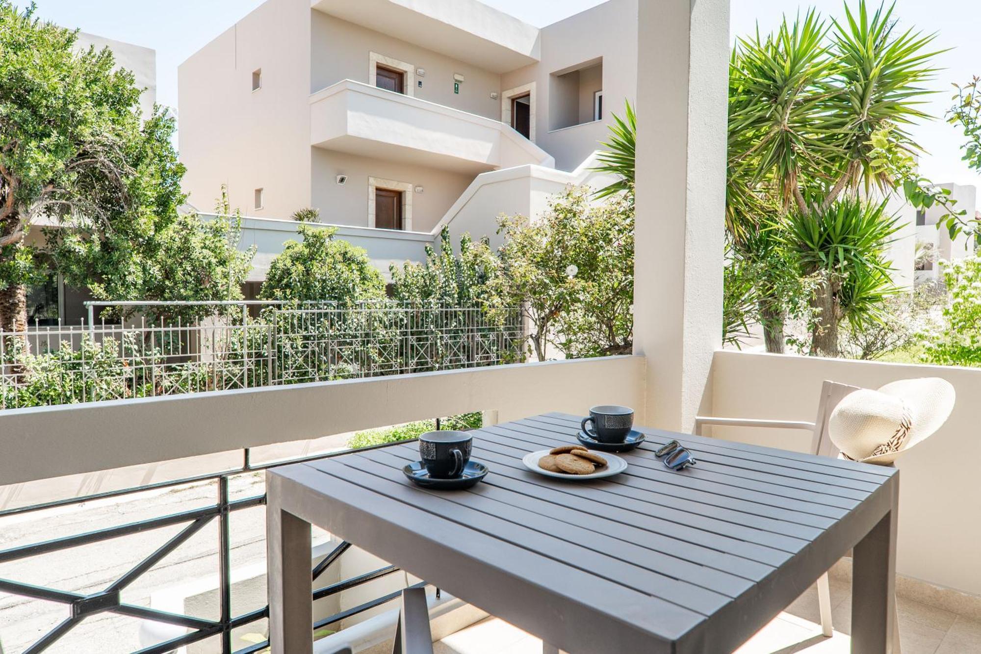 Manos Beachside Apartments Agia Marina  Room photo