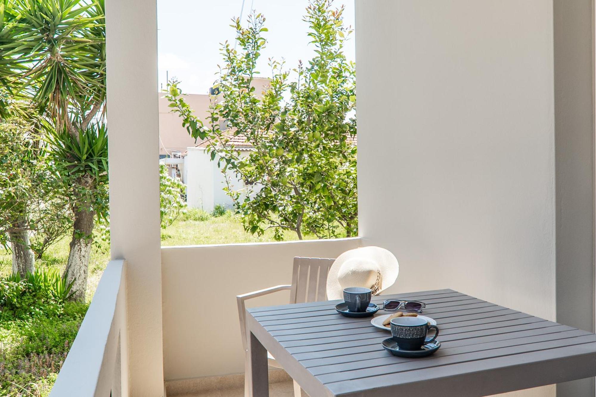 Manos Beachside Apartments Agia Marina  Exterior photo
