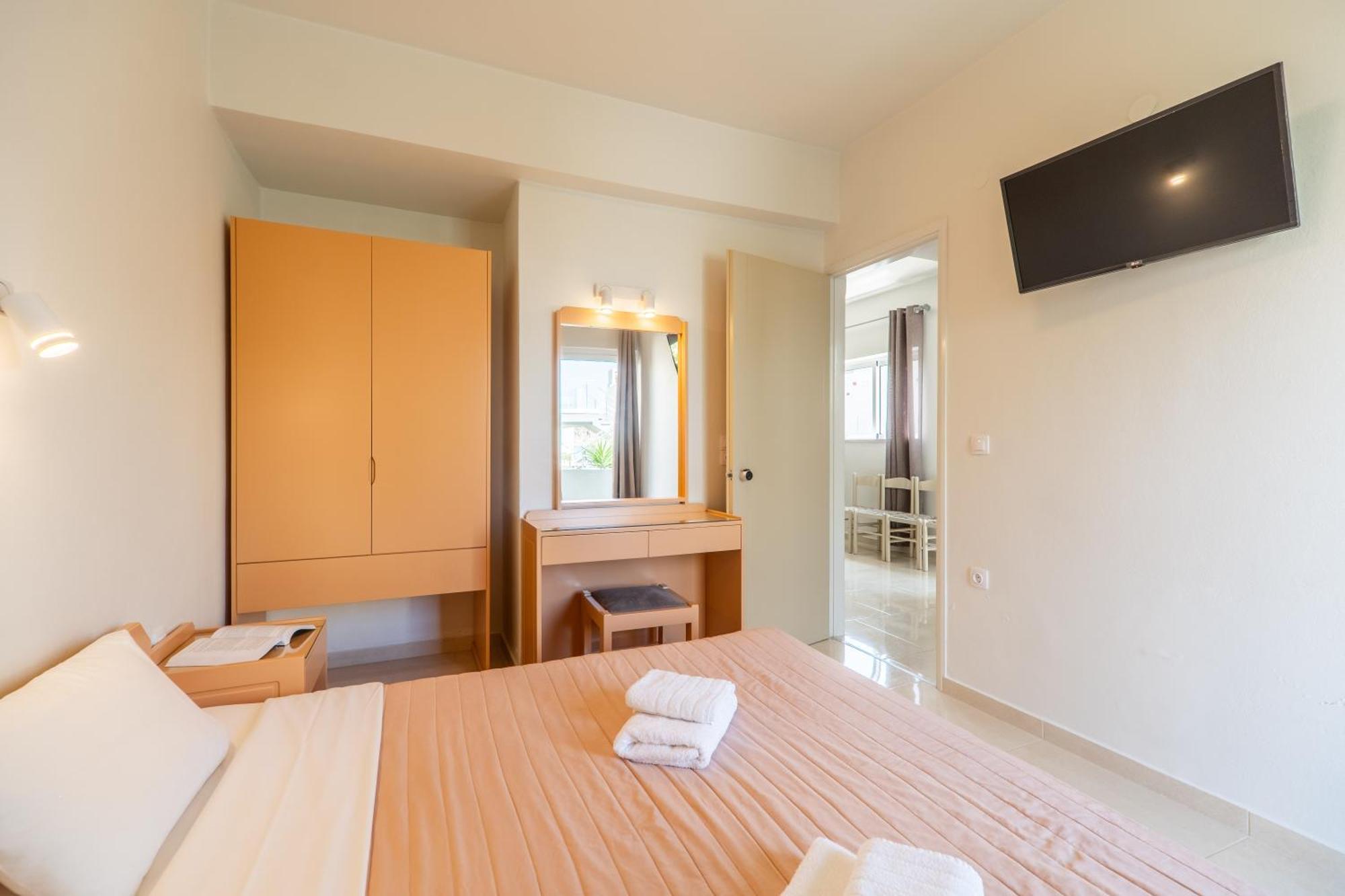 Manos Beachside Apartments Agia Marina  Exterior photo