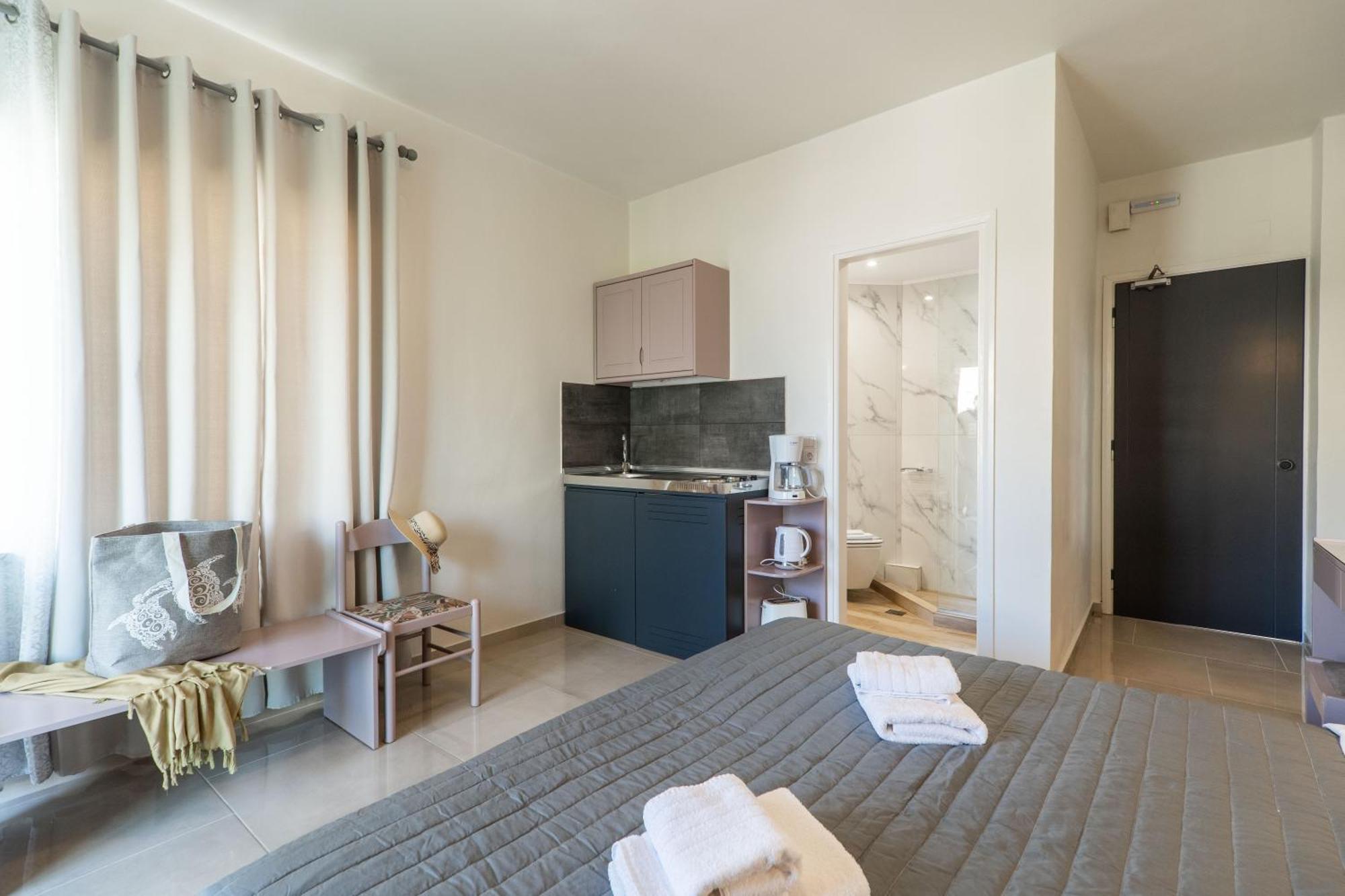 Manos Beachside Apartments Agia Marina  Exterior photo