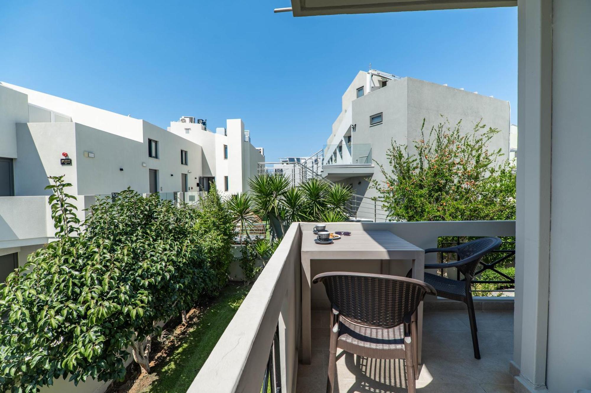 Manos Beachside Apartments Agia Marina  Exterior photo