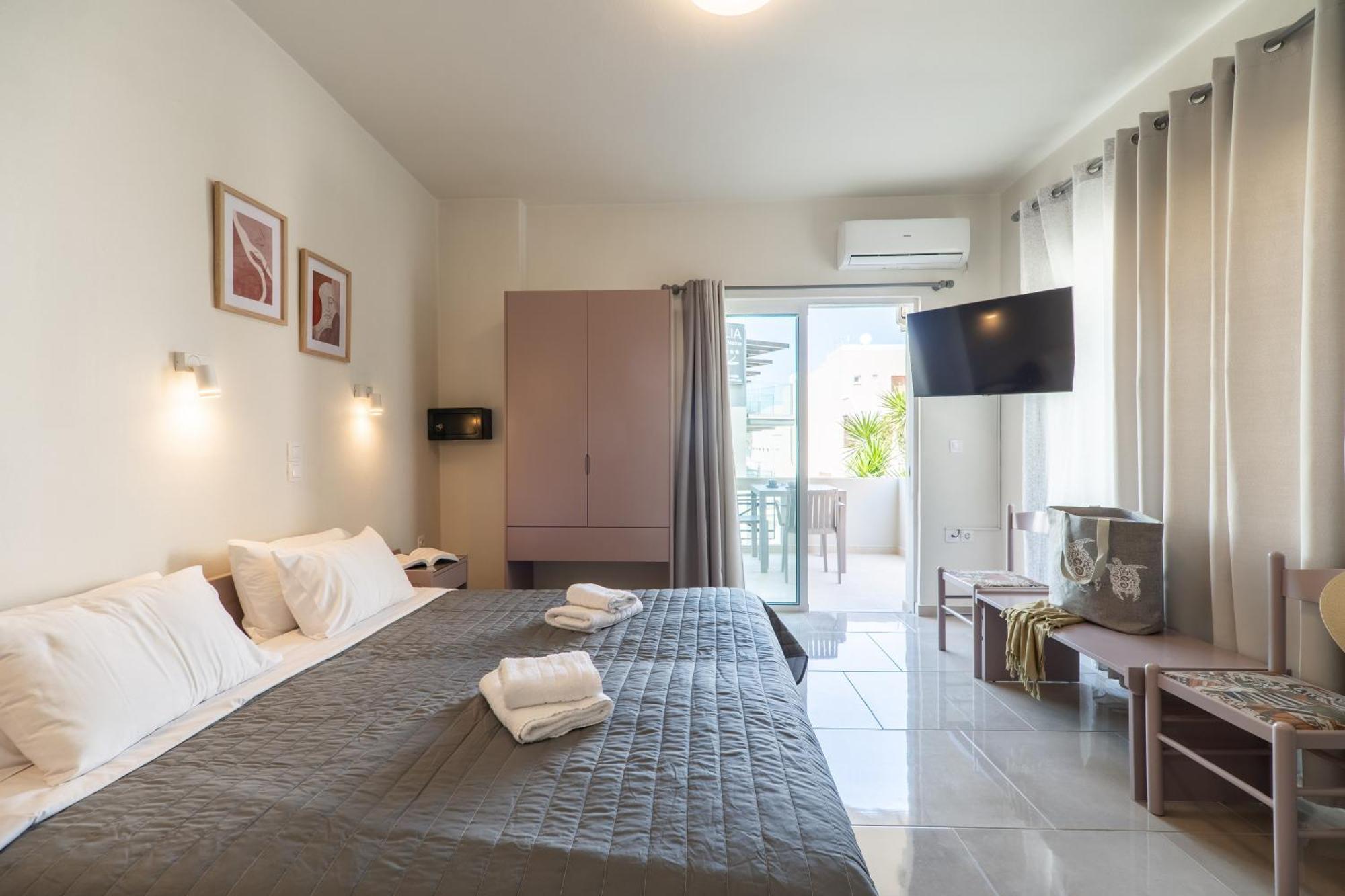 Manos Beachside Apartments Agia Marina  Room photo