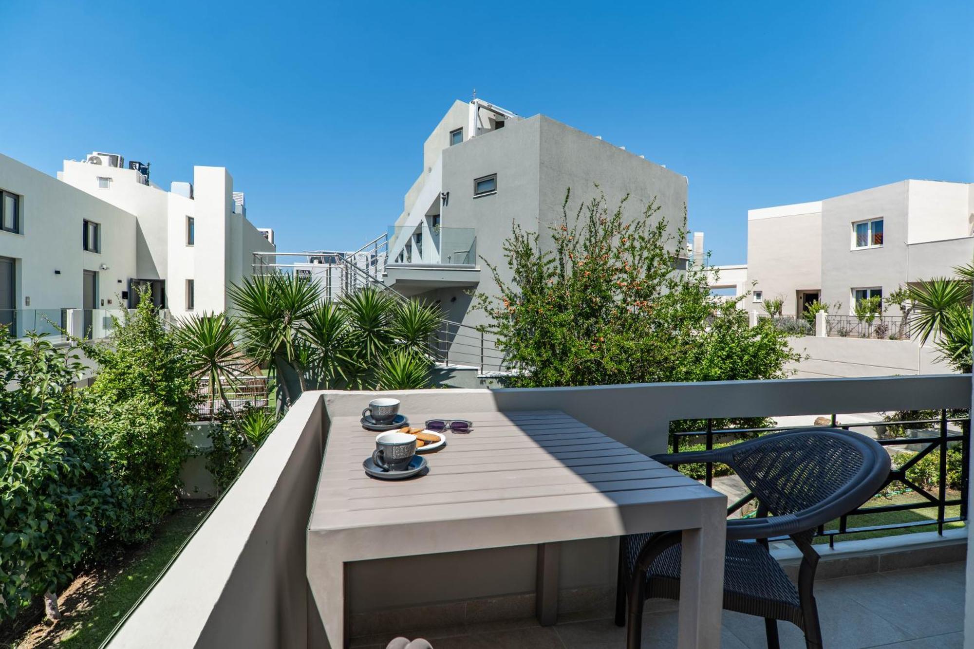 Manos Beachside Apartments Agia Marina  Exterior photo