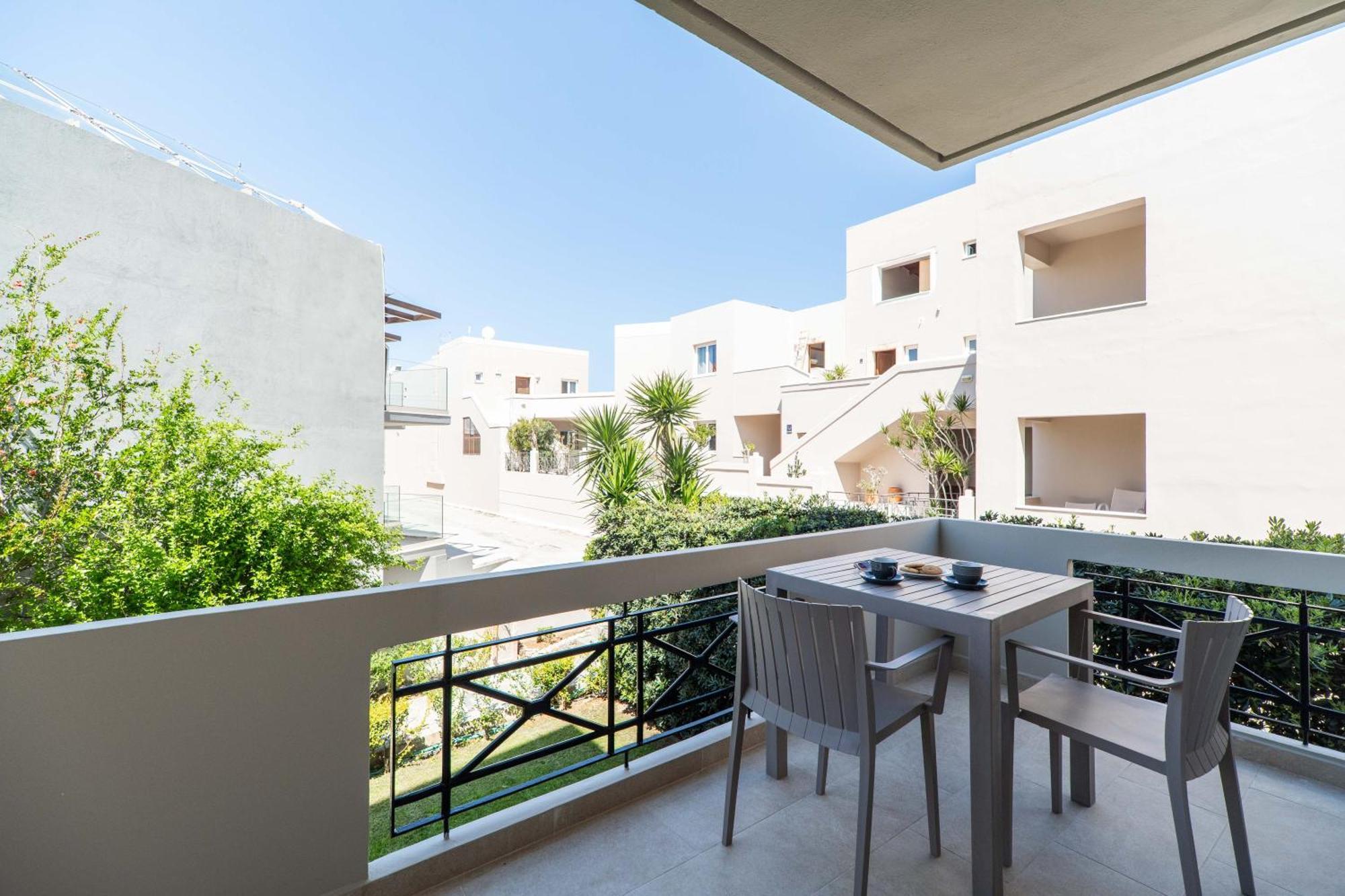 Manos Beachside Apartments Agia Marina  Exterior photo