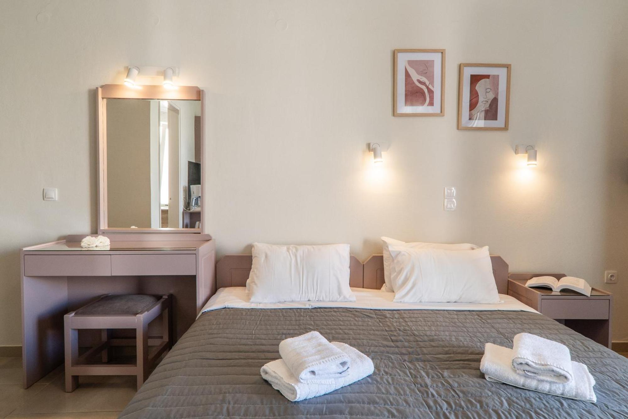 Manos Beachside Apartments Agia Marina  Room photo